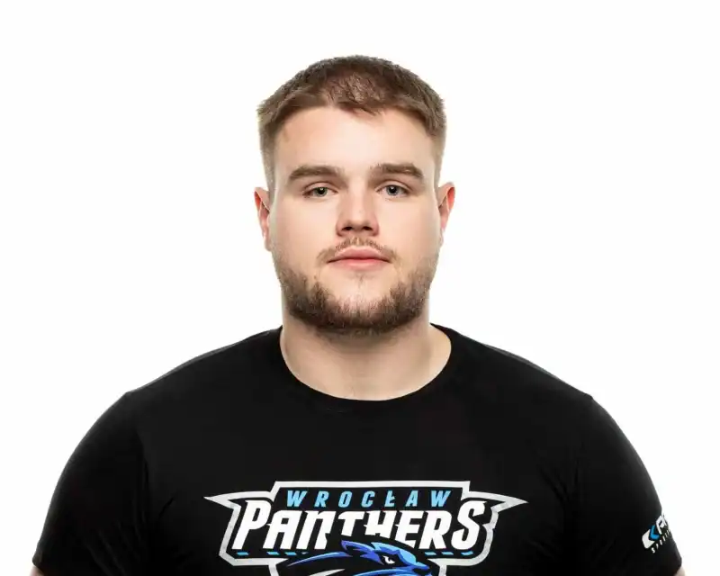 Mężczyzna przodem w czarnej koszulce na białym tle