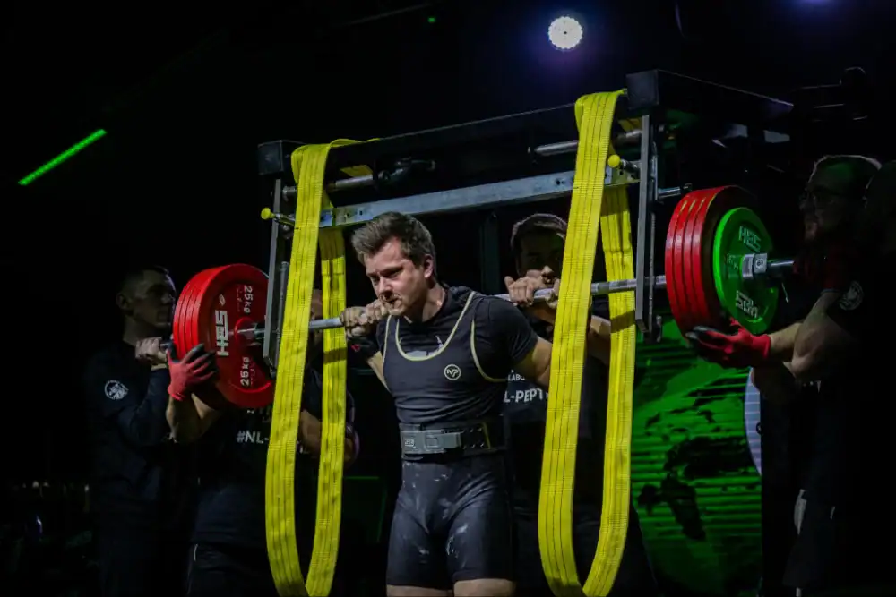 Mężczyzna ze sztangą na barkach