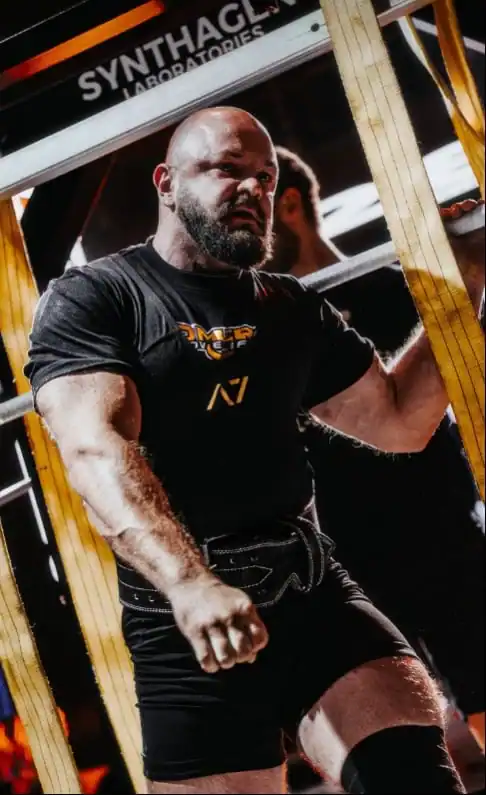 Mężczyzna w sportowym stroju na siłowni