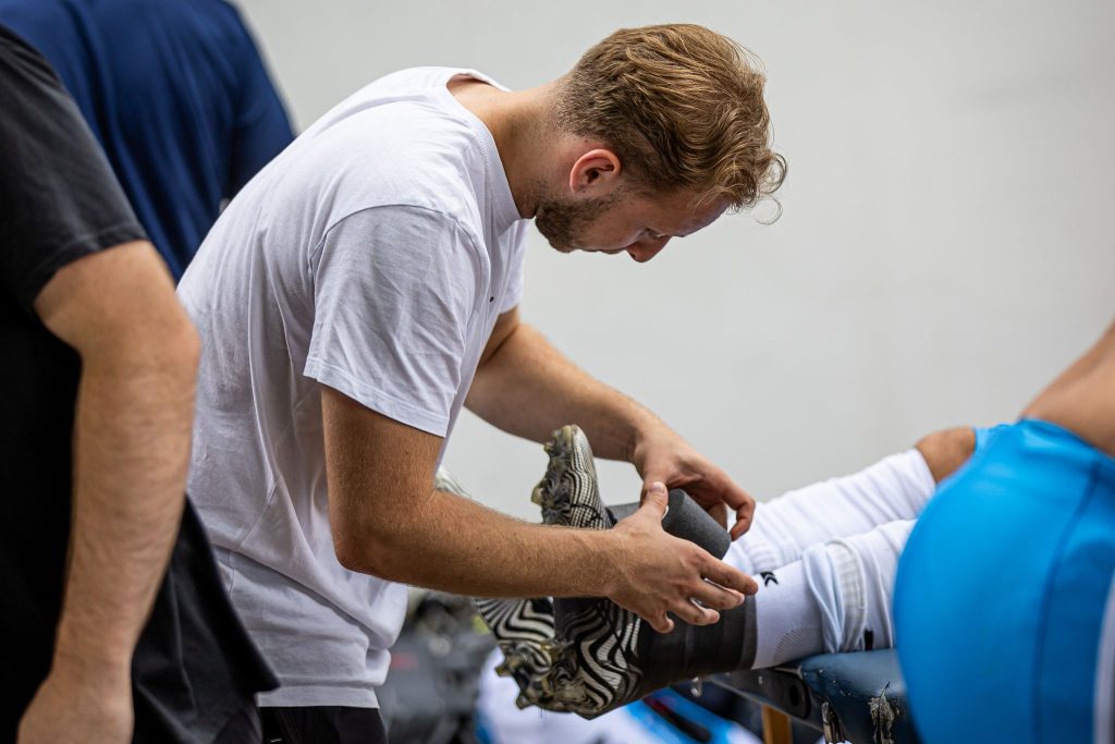 fizjoterapeuta zajmujący się pacjentem