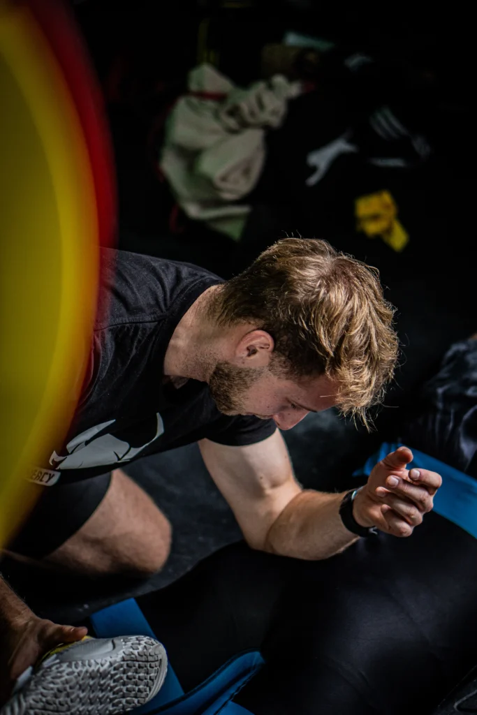 fizjoterapeuta masujący pacjenta