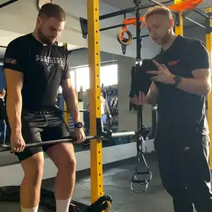 Trening siłowy z trenerem personalnym w siłowni Adrian Rosa Sport.