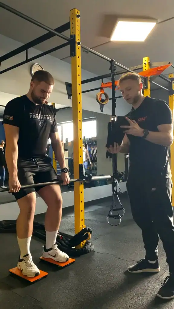 Trening siłowy z trenerem personalnym w siłowni Adrian Rosa Sport.