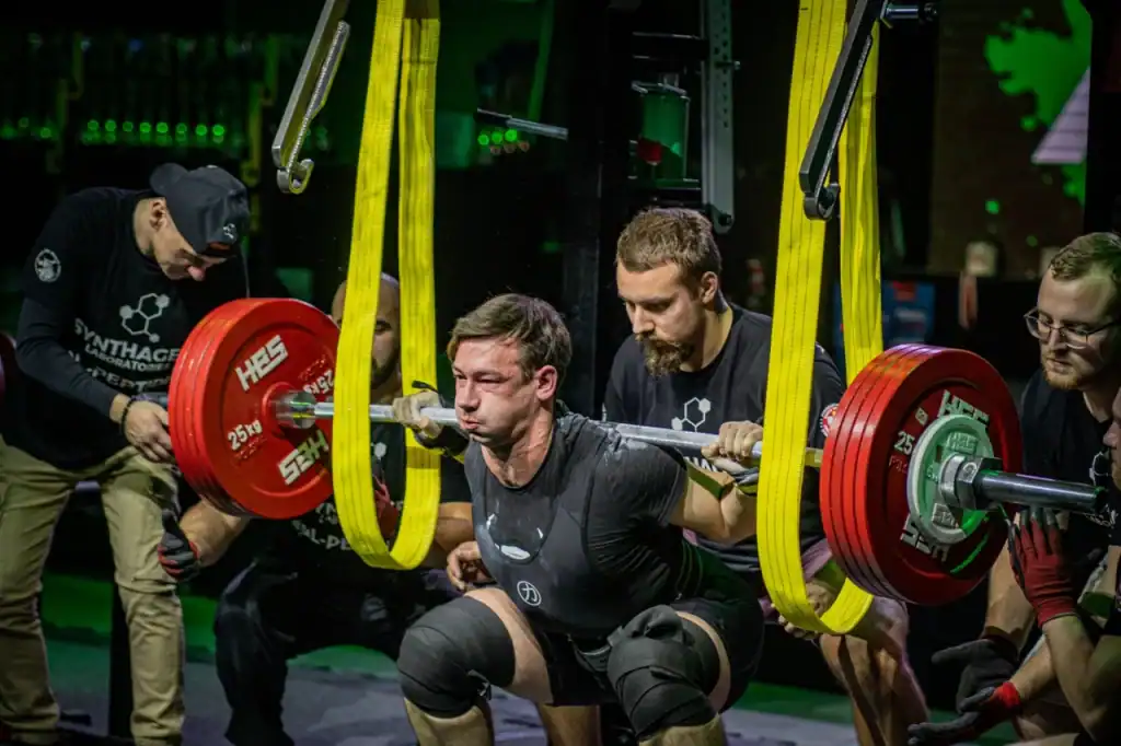 Trening siłowy z ciężarami w Adrian Rosa Sport, skupiający się na poprawie siły i wytrzymałości.
