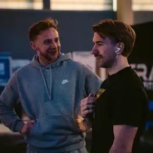 Trening personalny w siłowni z trenerem, motywacja i wsparcie dla osiągnięcia celów fitness.