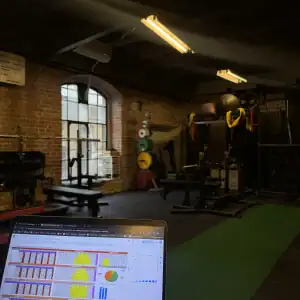 Trening personalny w nowoczesnej siłowni Adrian Rosa Sport z profesjonalnym sprzętem. Skuteczne ćwic.